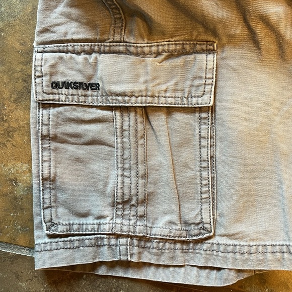 Y2K quicksilver baggy grey cargo shorts, men’s size 30 ten inch leg opening - Picture 8 of 8
